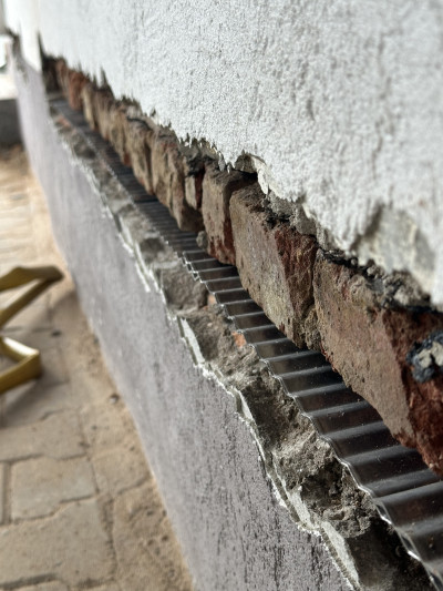 Edelstahlplatte in Mauer - Großansicht