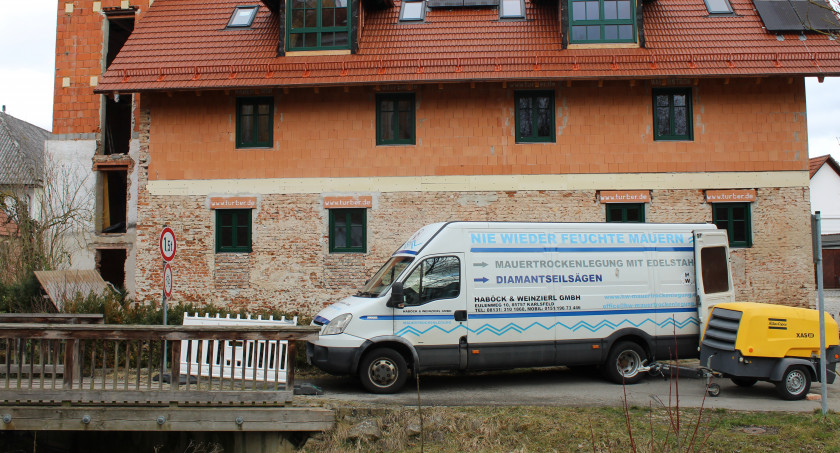 Feuchte Mauern  in Siegenburg