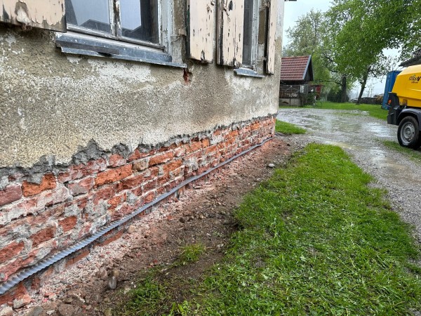 Effektiv Mauer trocken legen mit der Edelstahlsperre Effektiv Mauer trocken legen mit der Edelstahlsperre