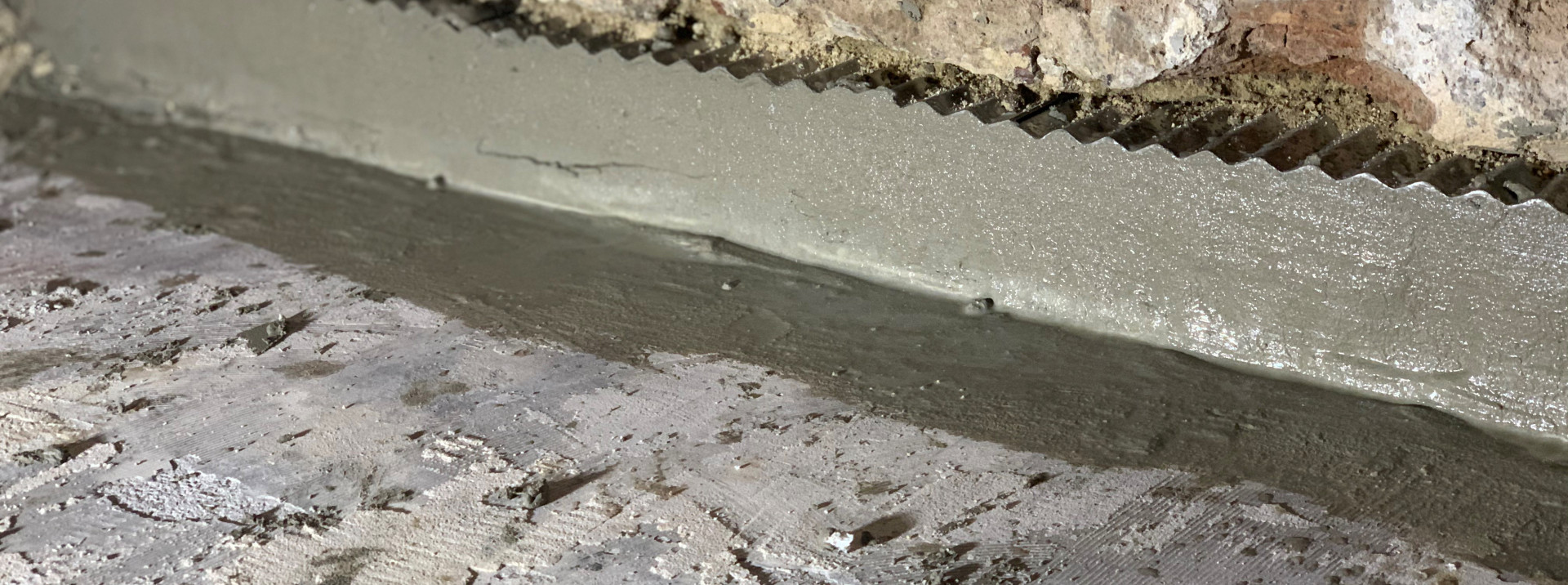 Mineralische Dichtschlämme unterhalb der Horizontalsperre