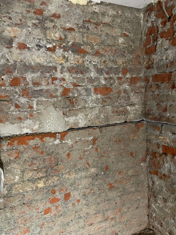 vorher Mauertrockenlegung mit Garantie.